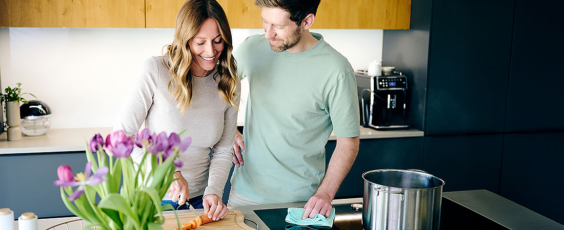Lavori domestici in squadra: una distribuzione equa, secondo uno studio, ha effetti positivi sulla relazione. (Foto: proWIN)
