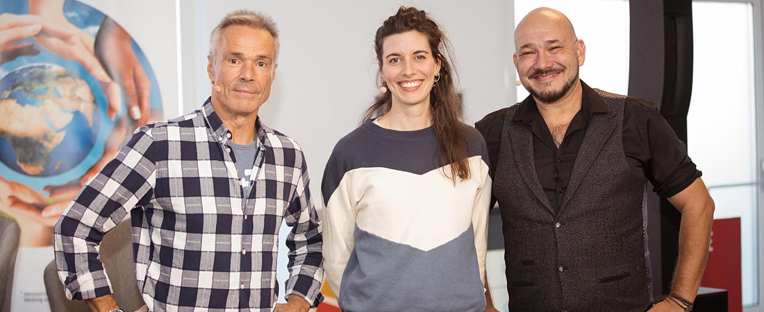 Scatto durante l'incontro di rete "Scuola della sostenibilità" - puoi vedere l'attivista ambientale e documentarista Hannes Jaenicke, la presentatrice Isabel Sonnabend e Benjamin Kiehn, Fondazione proWIN pro nature.