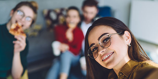Ospitante proWIN sorride ed è contenta del suo regalo di prenotazione proWIN